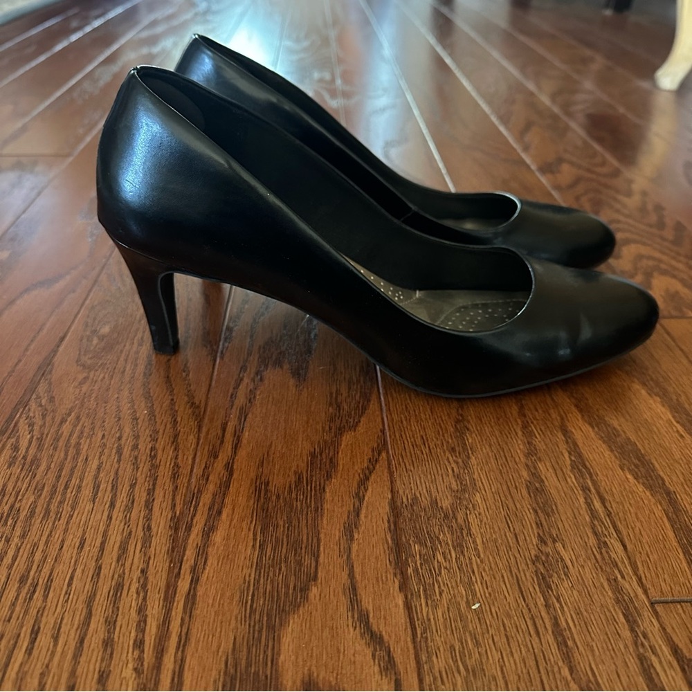 Aerosoles Women's Black Comfort Flats - Picture 2 of 4